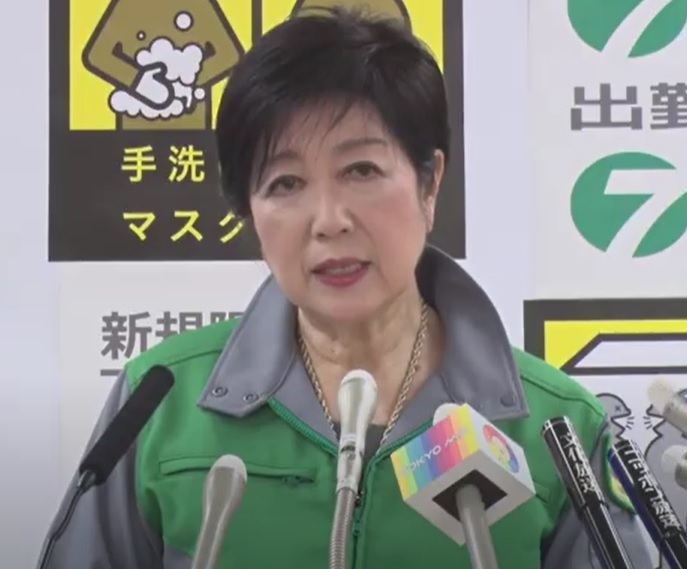 会見する小池知事