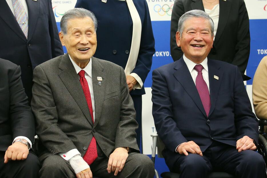 東京五輪組織委員会の森会長（左）が女性蔑視発言問題でついに辞任、後任は選手村村長で元日本サッカー協会トップの川淵三郎氏で固まった（写真：YUTAKA/アフロスポーツ）