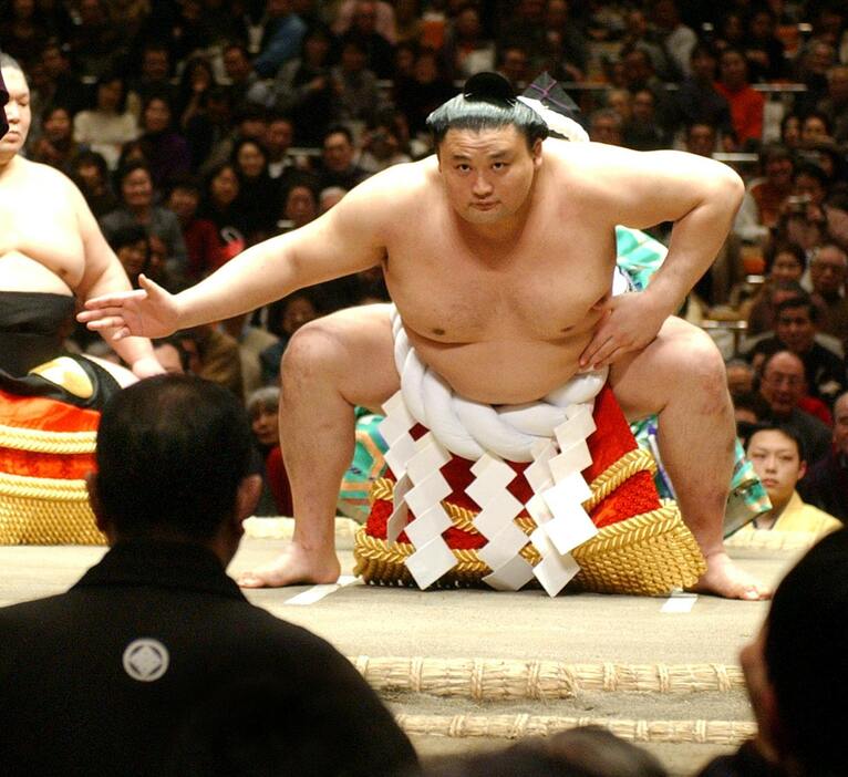 父・二子山親方の前で土俵入りを披露する貴乃花＝2003年1月19日 両国国技館