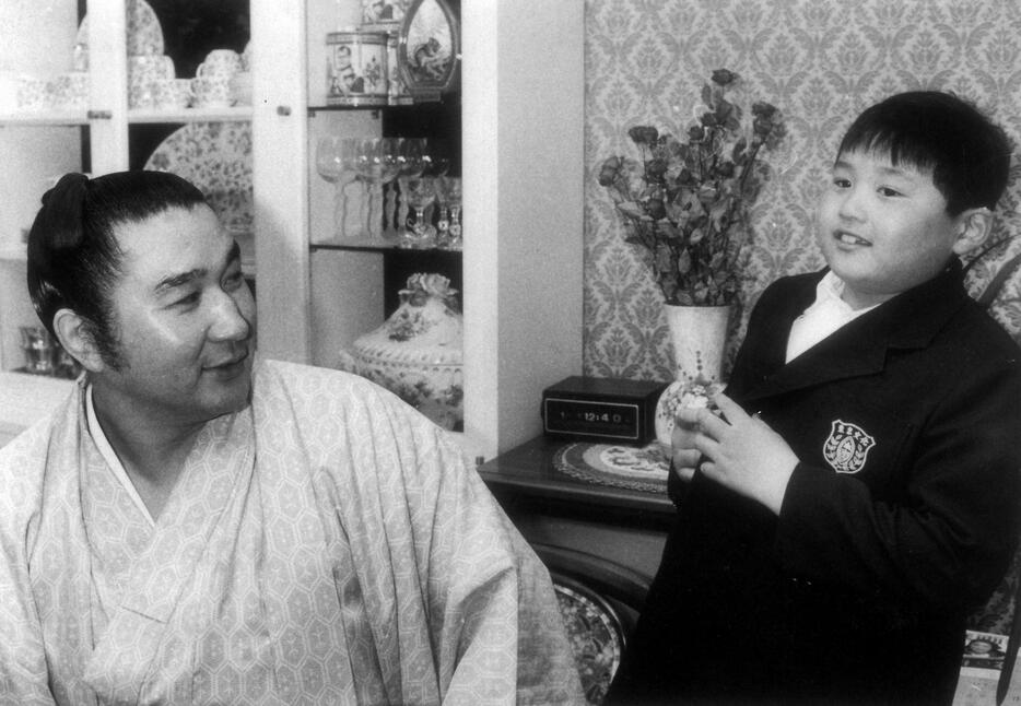 貴乃花さん（当時小学生）に「引退したよ」と笑顔で話す先代＝1981年1月17日 東京・杉並区の自宅で