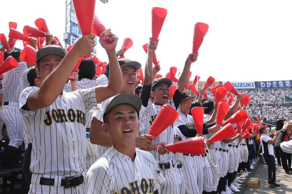 【龍谷大平安３－２鳥取城北】鳥取城北八回表１死一塁、吉田修平選手（３年）が放った同点三塁打に沸く三塁側アルプスの応援団＝安部志帆子撮影