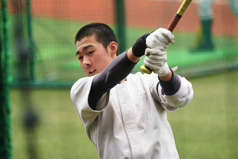 打撃練習する多元彰真選手＝三次市のみよし運動公園野球場で２０２１年１月２４日午後１時２４分、中島昭浩撮影