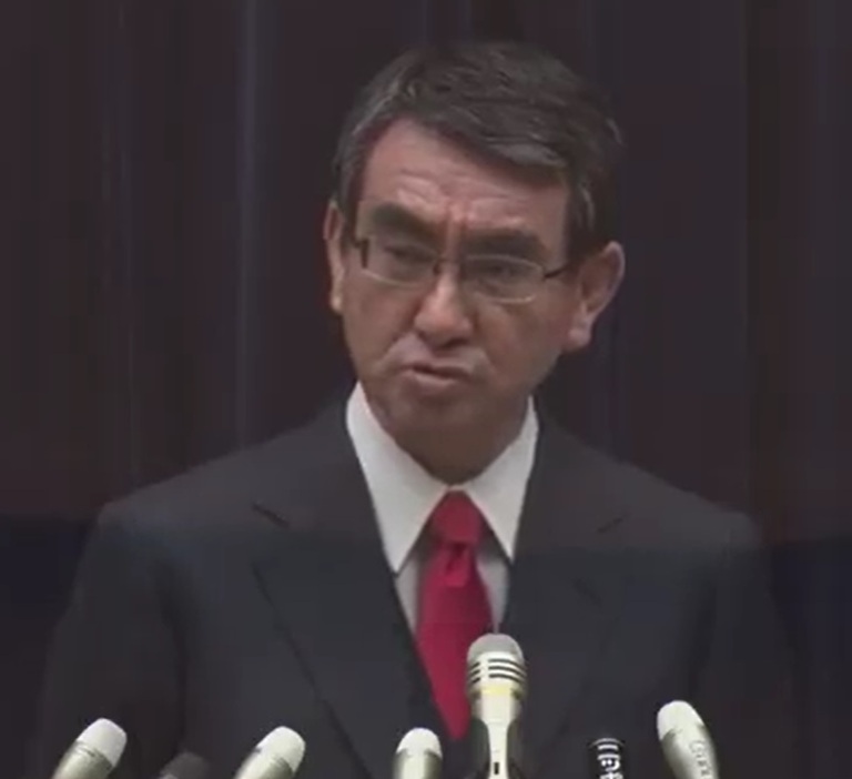 会見する河野担当相