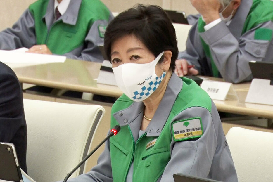 東京都のモニタリング会議で発言する小池知事