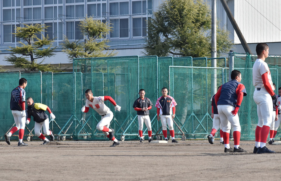 走塁練習をする選手ら＝五條市の智弁学園で２０２１年２月７日午前９時４１分、林みづき撮影