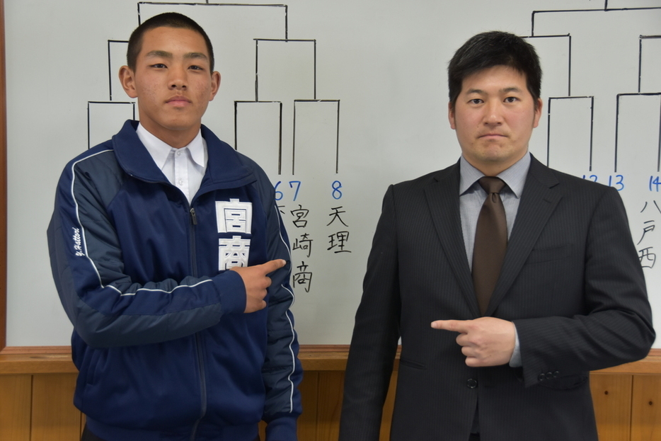 抽選会の結果を受けて自校で作成した組み合わせ表の前に立つ中村主将（左）と橋口監督