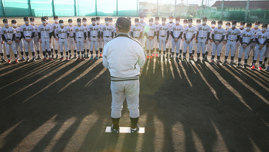 センバツ出場が決まり村中秀人監督から激励の言葉をかけられる東海大甲府の選手たち＝甲府市で２０２１年１月２９日、玉城達郎撮影