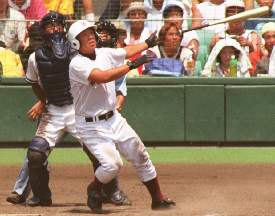 強打を買われて１年生からレギュラーに定着した常総学院・小林。３年夏には甲子園で本塁打を放っている＝阪神甲子園球場で２００１年８月８日、尾籠章裕撮影