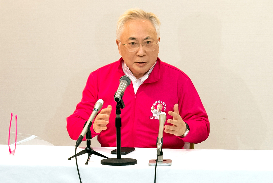 会見する高須克弥院長