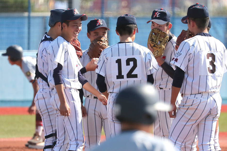 東北大会決勝の仙台育英戦でマウンドに集まる柴田の選手たち。背番号１２は先発した南條＝宮城県の石巻市民球場で２０２０年１０月２０日、和田大典撮影