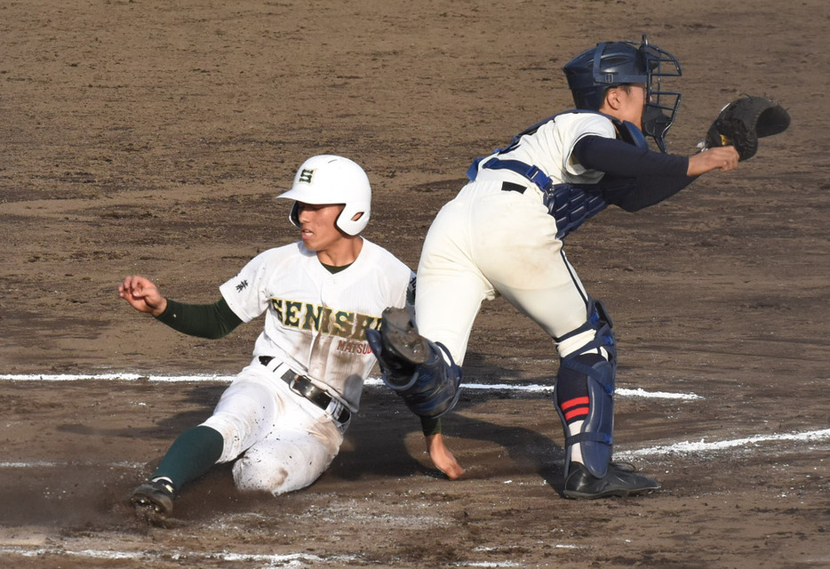 鎌倉学園（神奈川）と対戦した関東大会２回戦の七回表。黒須堅心の適時打で石井が生還し５点目を挙げる＝千葉県柏市の柏の葉公園野球場で２０２０年１０月２７日、富美月撮影