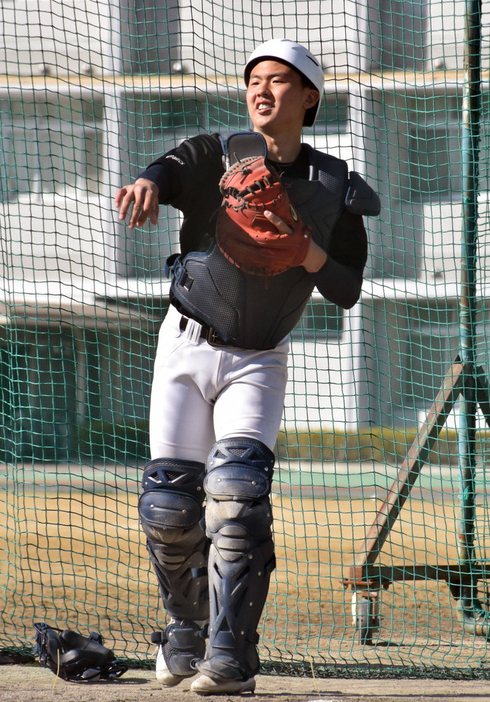 投球練習をする植垣洸選手（２年）＝奈良県五條市の智弁学園で、林みづき撮影