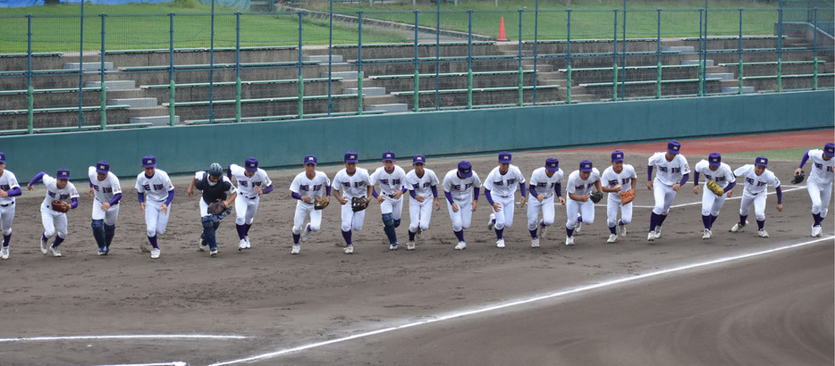 秋季近畿大会県予選の決勝で、試合開始のサイレンとともに駆け出す選手ら＝橿原市の佐藤薬品スタジアムで２０２０年１０月４日午後０時５７分、林みづき撮影