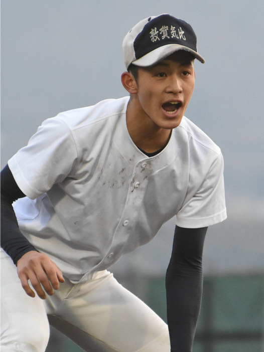 守備練習をする本田克三塁手＝福井県敦賀市沓見の敦賀気比高校野球場で２０２１年２月５日午後５時４分、大原翔撮影