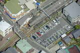 稲村ヶ崎駅に300形＋1000形の藤沢行きが到着した。1000形は登場時の塗装に復元された1001編成で、300形のとの組み合わせは、1980～90年代の江ノ電を彷彿させる（2013年4月8日、吉永陽一撮影）。