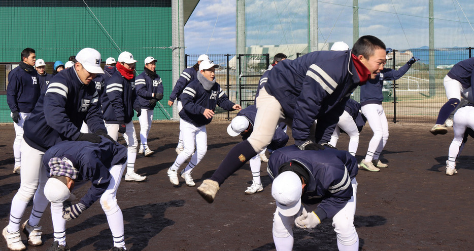 ウオーミングアップで馬跳びをする彦根総合の選手たち＝滋賀県米原市で２０２２年１２月２３日午前１１時５６分、飯塚りりん撮影