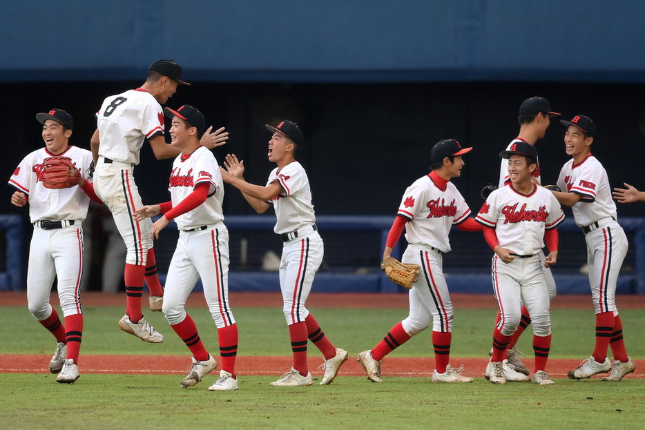 秋季北信越大会で決勝進出を決めて喜ぶ北陸の選手たち＝ハードオフエコスタジアム新潟で２０２２年１０月２２日、久保玲撮影