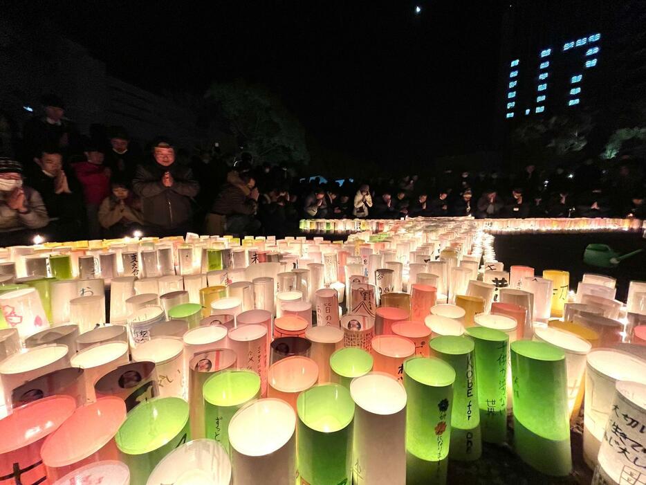 ［写真］震災発生時刻に祈る人たち＝17日午前5時46分、神戸市中央区で