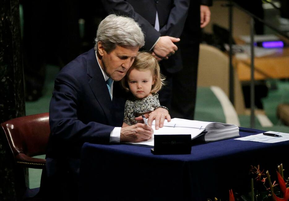 パリ協定署名式に出席したアメリカのケリー国務長官（当時）（写真：ロイター/アフロ）