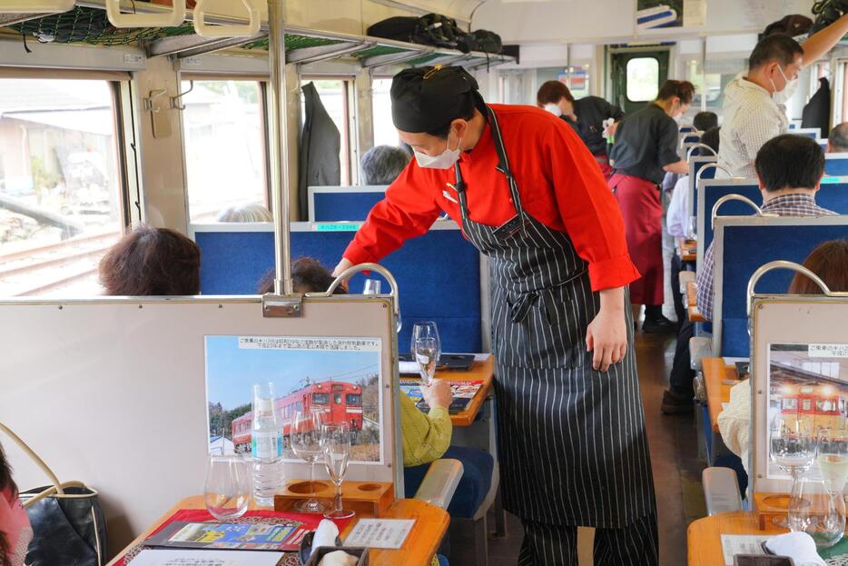 レストラン列車で配膳する池田さん（写真：いすみ鉄道提供）