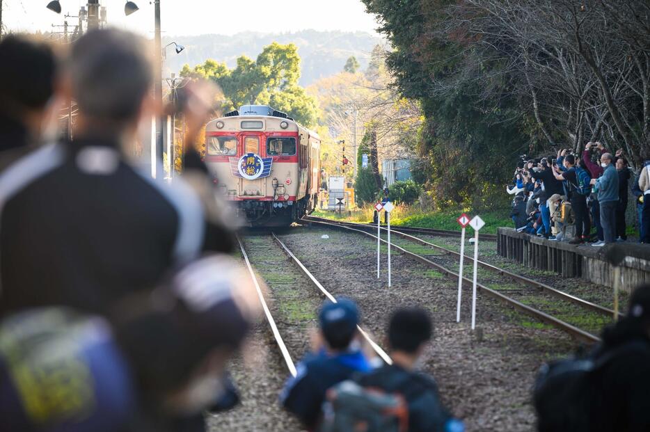 「キハ28」最後の日、多くの鉄道ファンがつめかけた