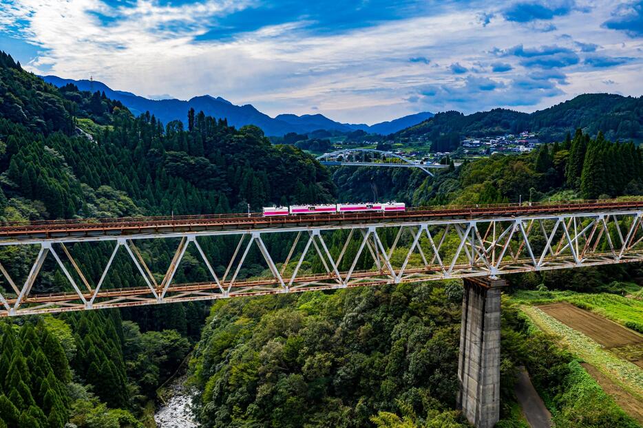 壮観な景観のトロッコ列車（写真：高千穂あまてらす鉄道提供）