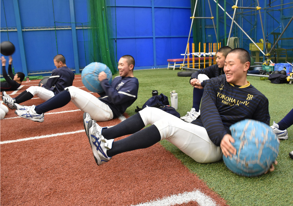 メディシンボールで体幹を鍛える常葉大菊川の選手たち＝静岡県菊川市の同校室内練習場で２０２３年１月２８日、皆川真仁撮影