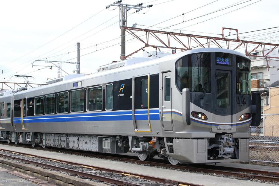 ［写真］春のダイヤ改正で投入される新型車両＝18日午前、東大阪市の近畿車輛で（撮影：具志堅浩二）