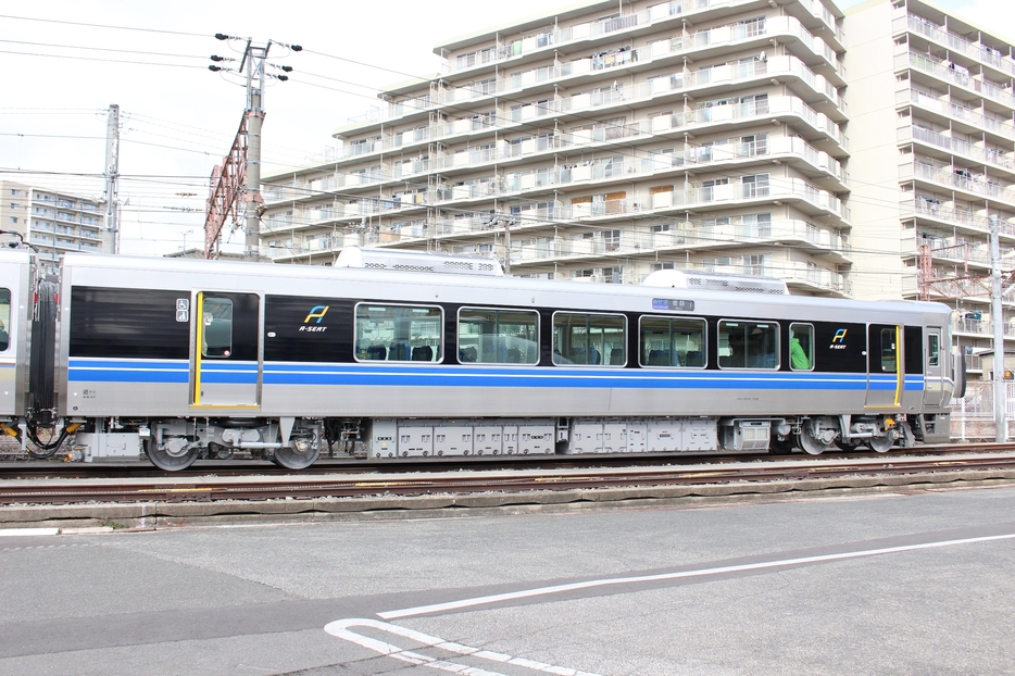 ブルーと白のラインが鮮やかな「Aシート」車両