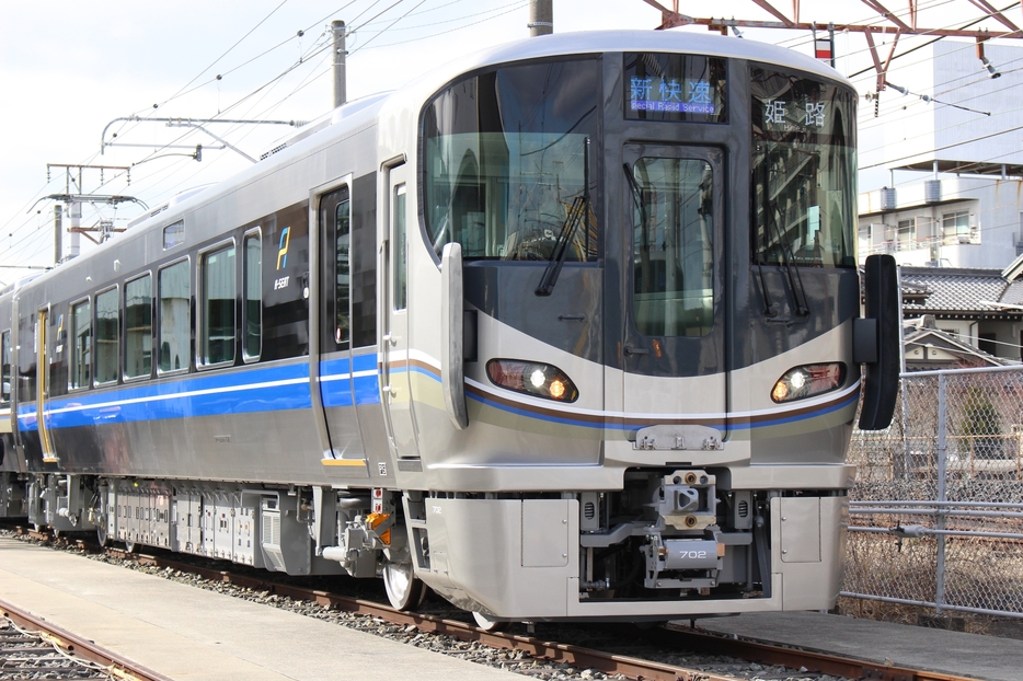 JR西日本は18日、大阪府東大阪市の近畿車輛で、JR神戸線・JR京都線・琵琶湖線を走る新快速の有料座席サービス「Aシート」用の新型車両を報道公開しました。ダイヤ改正が行われる3月18日から投入される予定です