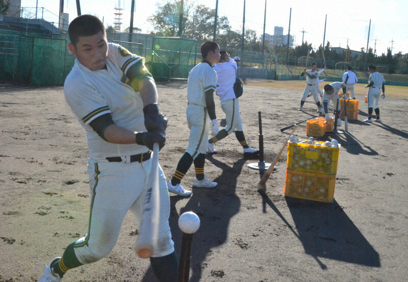 ティー打撃に取り組む高鍋の選手たち＝宮崎県高鍋町のMASUDAスタジアムで2022年12月23日午後3時17分、藤田健志撮影