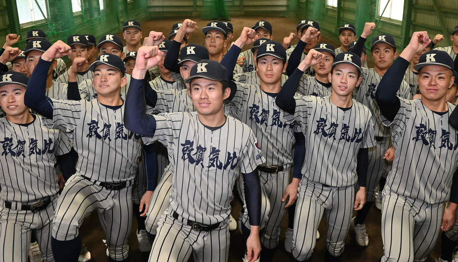 センバツ出場を決めて喜ぶ敦賀気比の選手たち＝福井県敦賀市で２０２３年１月２７日午後４時３６分、望月亮一撮影