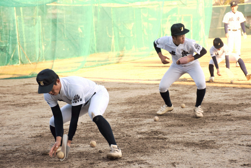 グラブの代わりにスリッパを使い、捕球感覚を養う城東の選手たち＝徳島市の城東高で2022年12月22日午後2時56分、下河辺果歩撮影