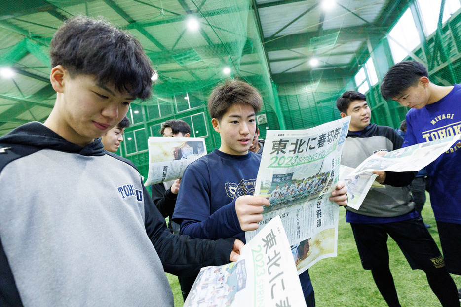 センバツ出場が決まり、号外を見る東北の選手たち＝仙台市泉区で２０２３年１月２７日、吉田航太撮影