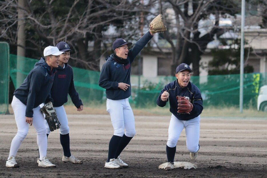 センバツに向け、基礎練習する大分商の選手