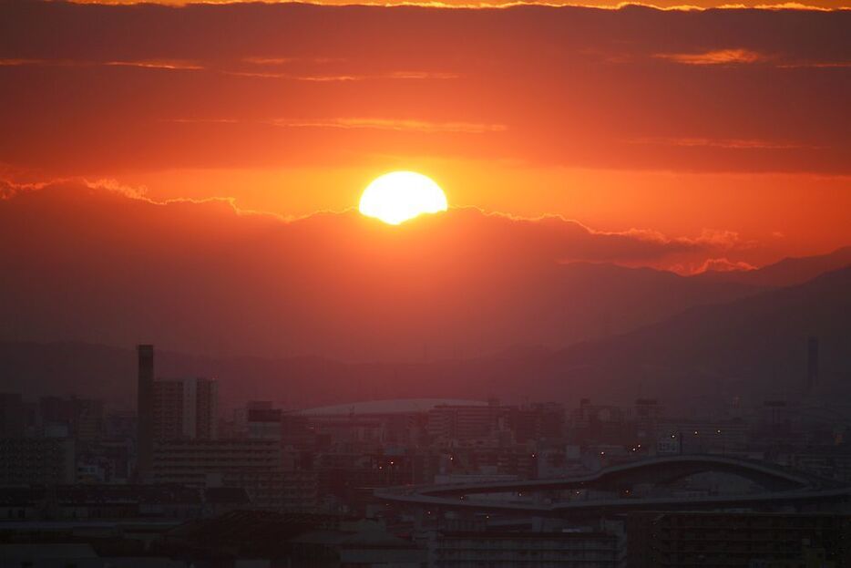 ［写真］写真は1日午前7時15分ごろ、太陽が顔を出した