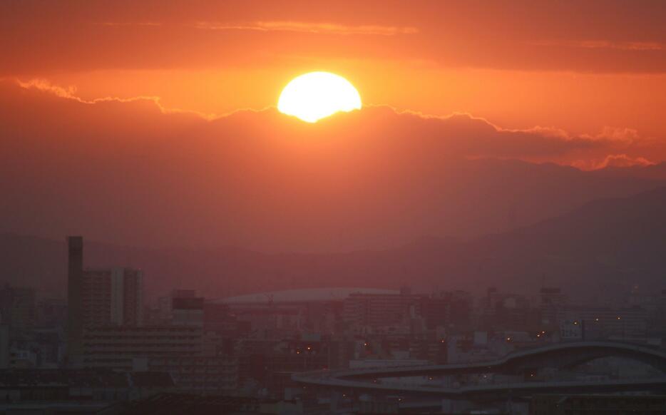 ［写真］2023年の初日の出に多くの人から歓声があがった。写真下はヤンマースタジアム長居＝1日午前7時15分ごろ、大阪市大正区で