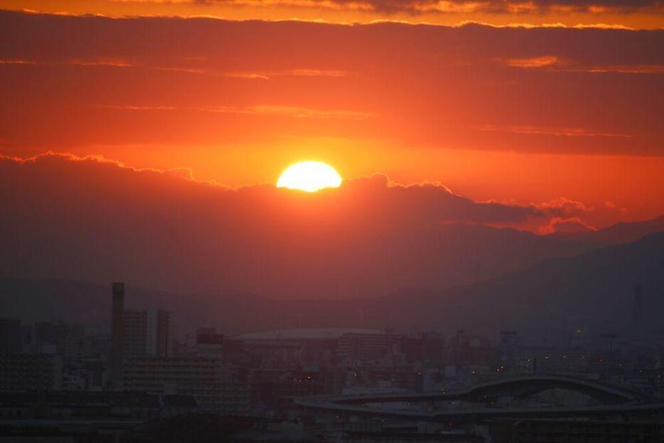 ［写真］写真は1日午前7時15分ごろ、太陽が顔を出した