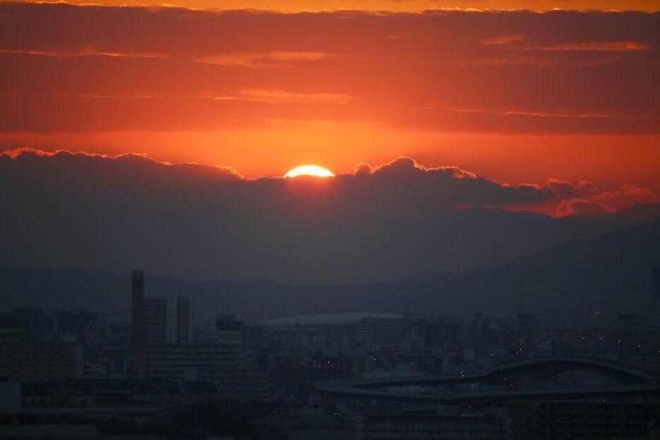 ［写真］写真は1日午前7時10分すぎ、少しずつ太陽が顔を出してきた