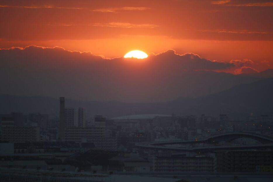 ［写真］写真は1日午前7時10分すぎ、少しずつ太陽が顔を出してきた