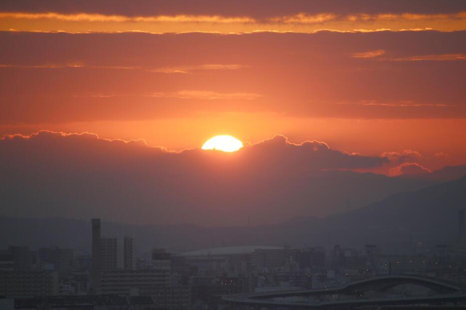 ［写真］写真は1日午前7時10分すぎ、少しずつ太陽が顔を出してきた