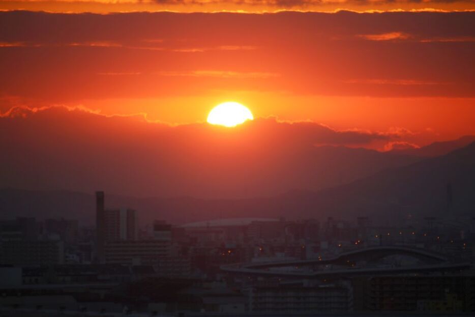 ［写真］写真は1日午前7時15分ごろ、太陽が顔を出した