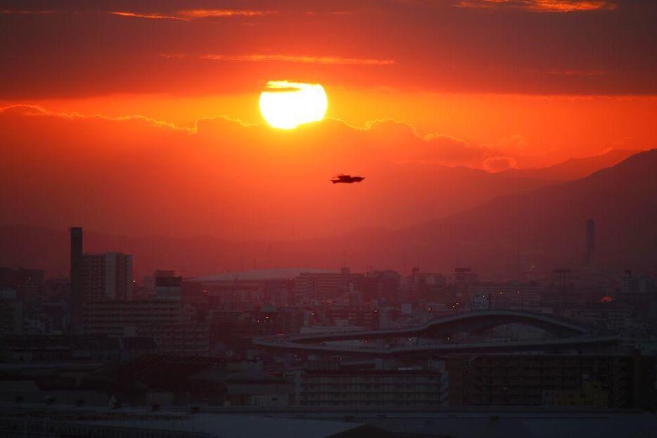 ［写真］1日の近畿地方は、高気圧に覆われ、朝から晴れ間が広がった。各地で初日の出を拝む人の姿が多く見られたが、大阪市大正区と港区を結ぶ「なみはや大橋」でも朝から地元住民ら多くの人が訪れ、初日の出がみられた＝1日午前7時15分ごろ、大阪市大正区で