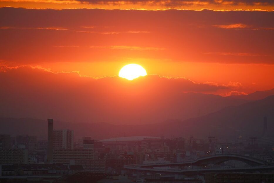 ［写真］写真は1日午前7時15分ごろ、太陽が顔を出した