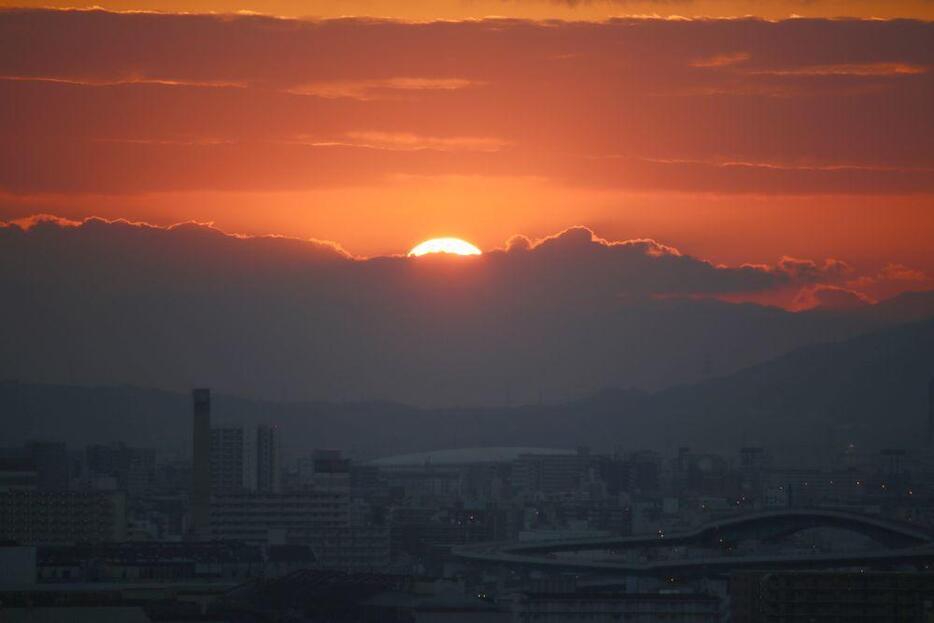 ［写真］写真は1日午前7時10分すぎ、少しずつ太陽が顔を出してきた