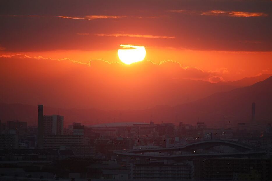 ［写真］写真は1日午前7時20分ごろ、太陽が雲と雲の間に