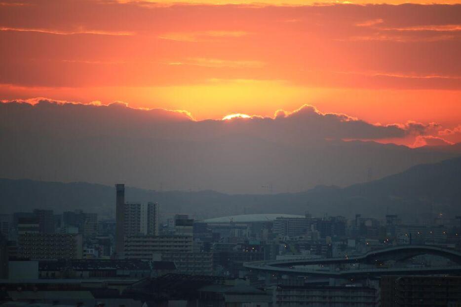 ［写真］写真は1日午前7時10分ごろ、まだ雲で初日の出を拝めなかった