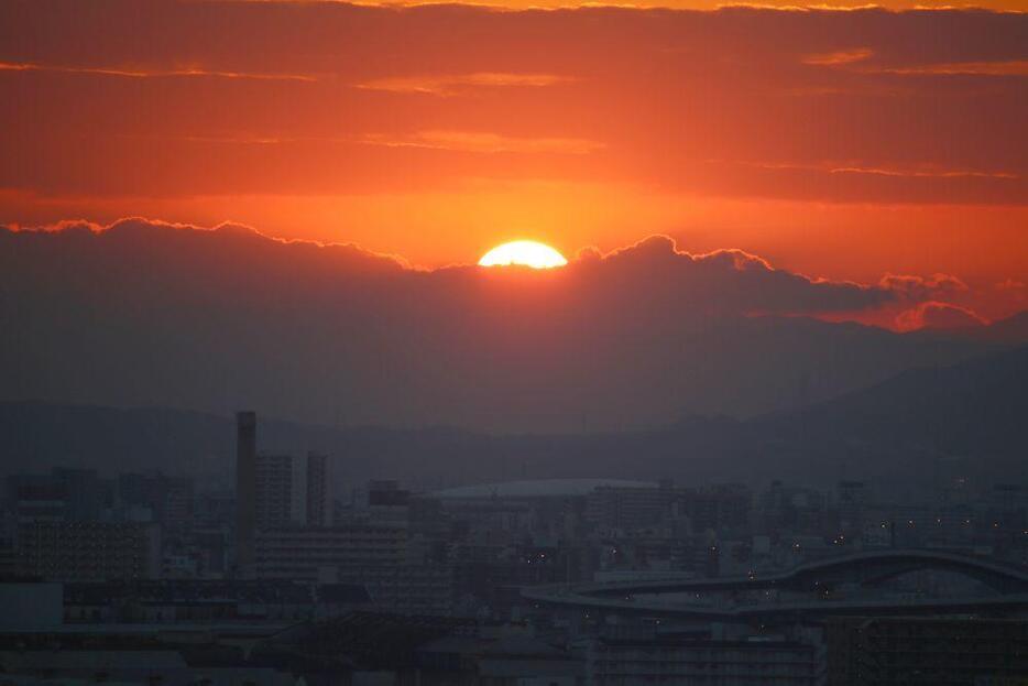 ［写真］写真は1日午前7時10分すぎ、少しずつ太陽が顔を出してきた