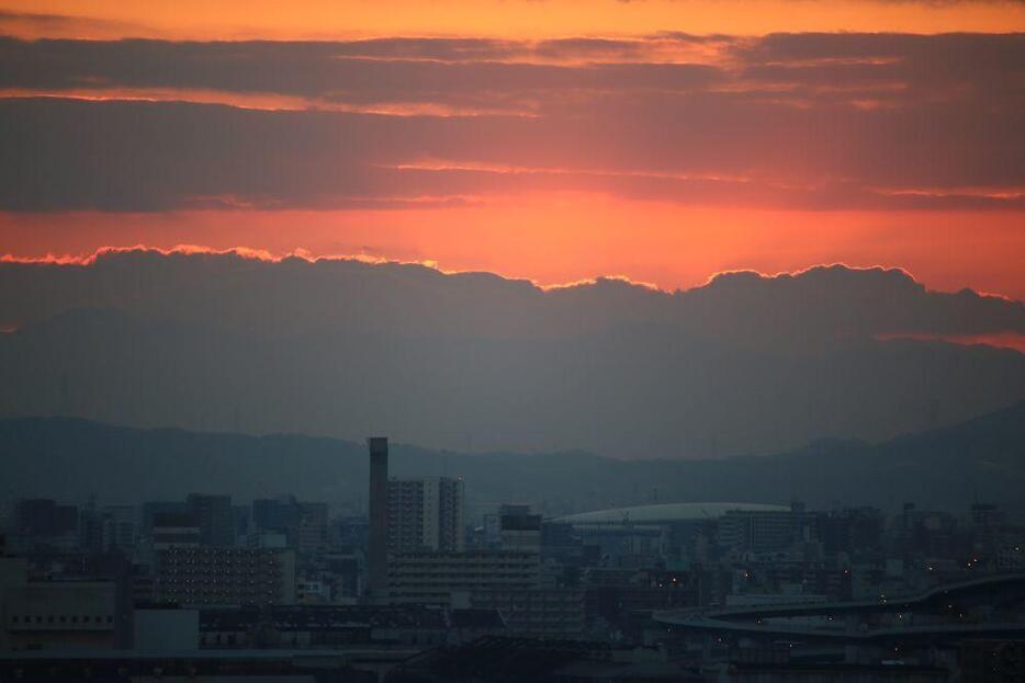 ［写真］大阪府の日の出時刻、1日午前7時5分ごろは、まだ雲が多く初日の出を拝めなかった