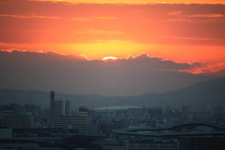 ［写真］写真は1日午前7時10分すぎ、少しずつ太陽が顔を出してきた